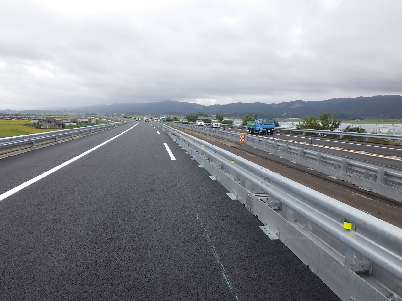 Read more about the article 道路事業部：常磐自動車道にて、弊社の仮設防護柵（GX-KSH-8）を採用して頂きました。