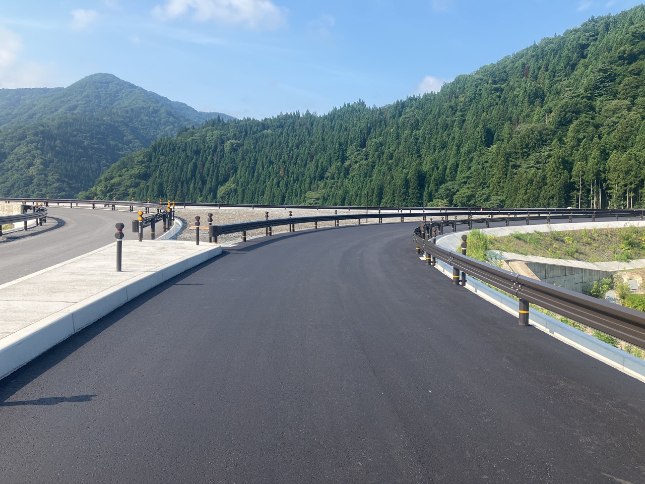 Read more about the article 道路事業部：『大野油坂道路和泉IC舗装工事』完了しました。