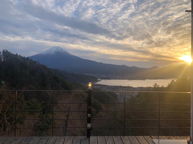 Read more about the article サラオ：くうねるたすから富士山と河口湖を望む