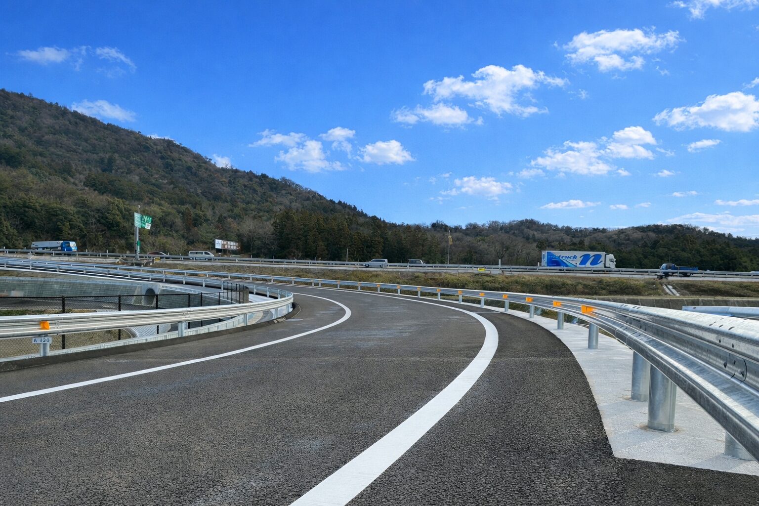 Read more about the article 道路事業部：「名神高速道路　多賀スマートインターチェンジ(上り線)工事」竣工しました